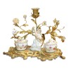 Un encrier \"Putto tenant une guirlande de fleurs\" de style Louis XV en porcelaine. - Moinat - Chinaware, Porcelain